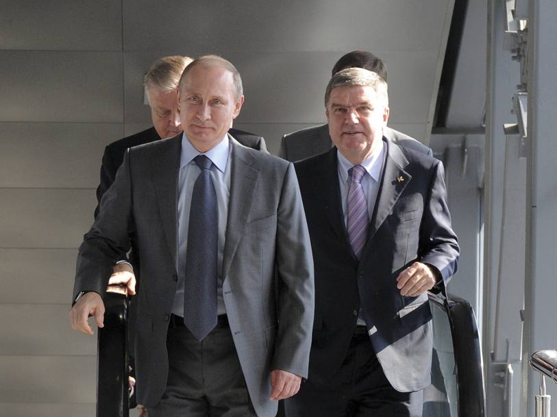 Il nuovo presidente del Cio Thomas Bach  in visita a Sochi, sede dell&#39;olimpiade invernale 2014. LO accoglie il presidente Vladimir Putin. Reuters